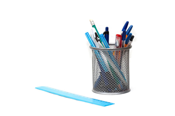 Soporte para bolígrafos y lápices y regla sobre un fondo blanco
 - Foto, Imagen