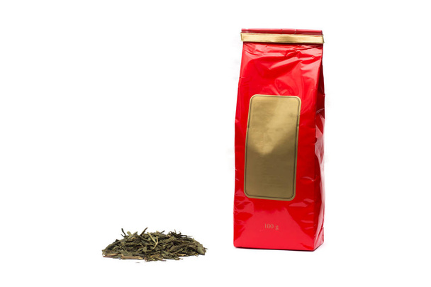 Mucchio di foglie di tè e imballaggio tè verde su sfondo bianco, isolare
 - Foto, immagini