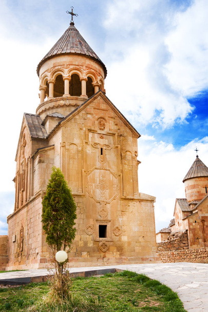 Monasterio escénico de Novarank en Armenia. El monasterio de Noravank fue fundado en 1205. Se encuentra a 122 km de Ereván en un estrecho desfiladero hecho por el río Darichay cerca de la ciudad de Yeghegnadzor
 - Foto, Imagen