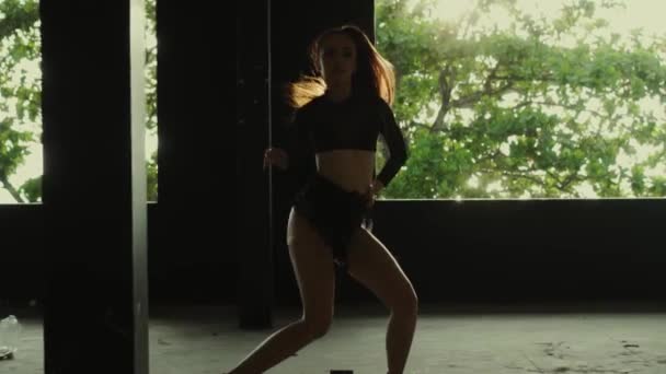 Danser in verlaten gebouw / mooie vrouw dansen in een verlaten gebouw - video in slow motion - Video