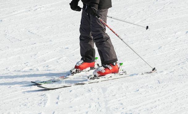 Mężczyzna narciarz narty w świeżym śniegu na nartach w dzień słoneczny zimowy. - Zdjęcie, obraz