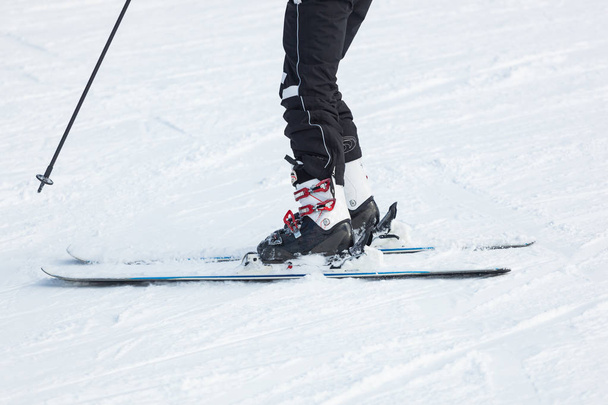 Esquiador masculino esquiando en nieve fresca en esquí en un día soleado de invierno
. - Foto, Imagen