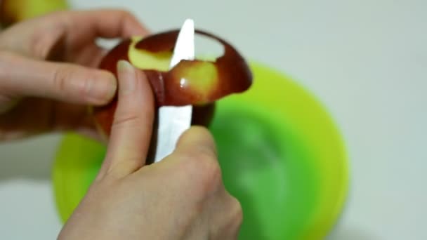 Woman cleans an Apple with a knife - Filmagem, Vídeo
