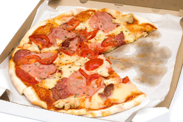 Tranches de pizza dans une boîte avec tomates, fromage et viande, isolat de restauration rapide
 - Photo, image