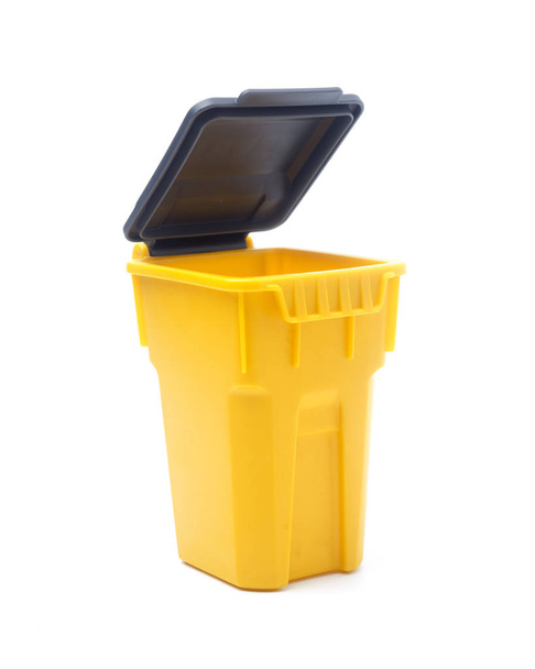 Gelber Mülleimer auf weißem Hintergrund. - Foto, Bild