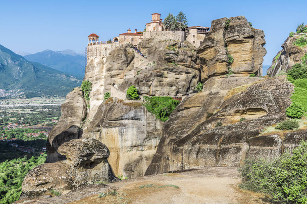 Ancient monasteries the Holy Meteors are located on high cliffs in the Central part of Greece on the Thessaly plain. - Foto, Bild