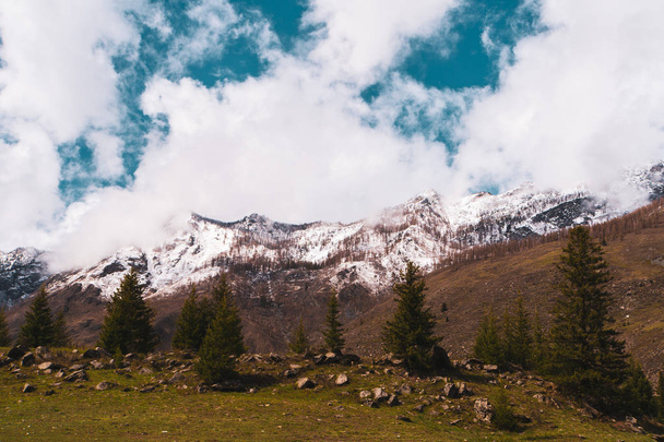 заснеженные горные вершины Алтайских гор против неба
 - Фото, изображение