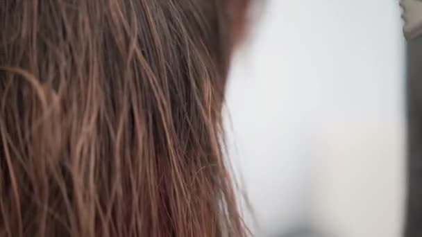 K nepoznání mladé kadeřnice sušení vlasy klientů - Záběry, video