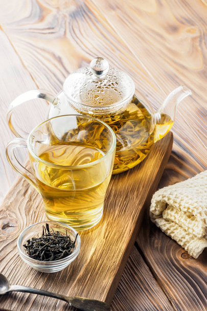 Hagyományos kínai zöld tea italok különböző erjedési üveg teáskanna és csésze friss főzött levelei élelmiszer koncepció reggelit korán reggel a fából készült asztal rusztikus stílusú Wabi-Sabi életmód - Fotó, kép