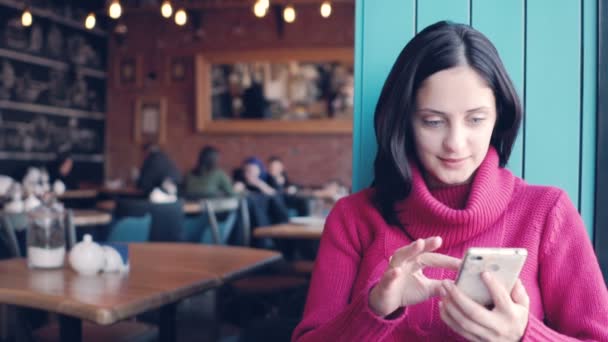 Όμορφη νεαρή γυναίκα τύπου μήνυμα στο κινητό τηλέφωνο - Πλάνα, βίντεο