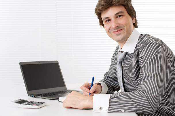executivo masculino trabalhando no computador portátil no escritório
 - Foto, Imagem
