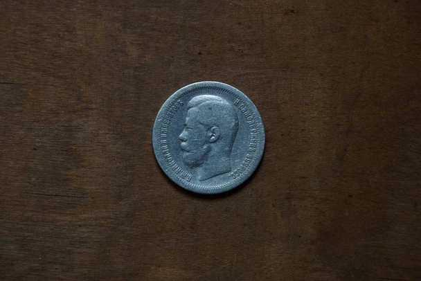 staré ruské mince na dřevěném prkénku - Fotografie, Obrázek