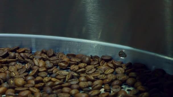 Chladicí kávová zrna po pražení. Pečení stroje, detail, pomalý pohyb - Záběry, video