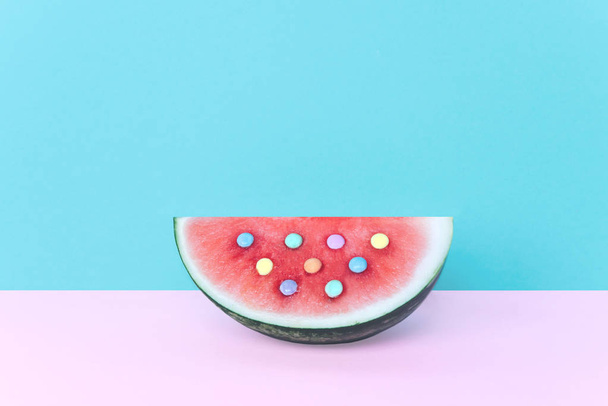 Módní meloun na pastelové pozadí. - Fotografie, Obrázek