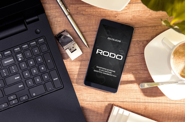 Smartphone fekszik íróasztal Rodo jel-ra képernyő. Koncepció általános adatvédelmi rendeletben a lengyel jogban. Grafikus programmal létrehozott interfész - Fotó, kép