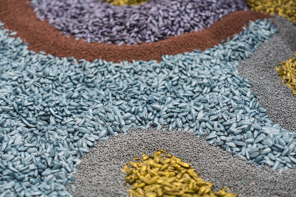 Sortimento de grãos coloridos e cereais formando belo fundo decorativo
 - Foto, Imagem