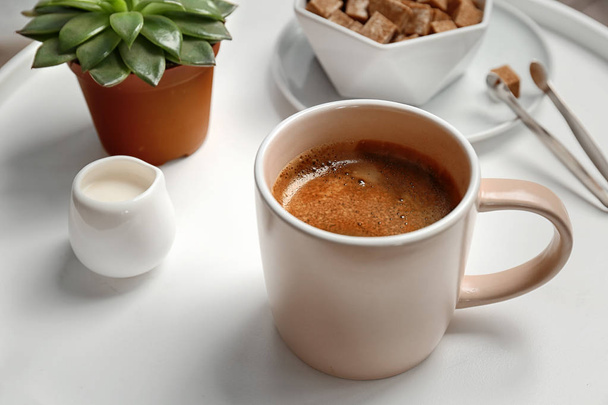Copa de delicioso café caliente en la mesa
 - Foto, imagen