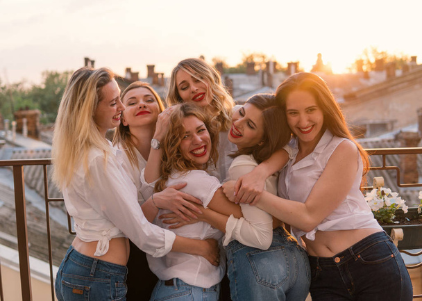 Красиві жінки друзі весело на Bachelorette партії - Фото, зображення