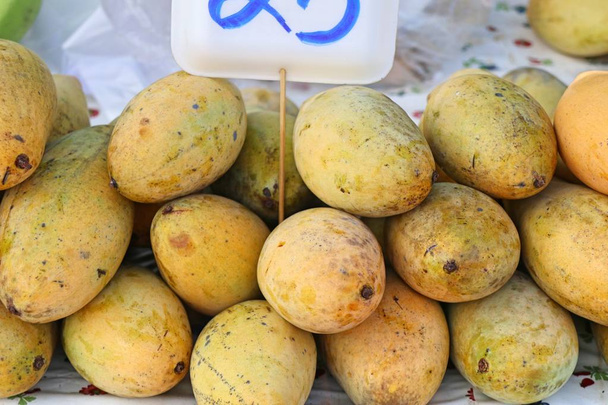 Kypsä mango katuruoassa
 - Valokuva, kuva