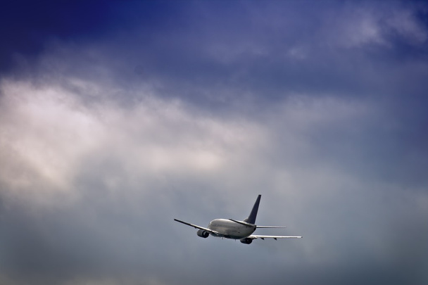 Джет авіалайнер проти штормового неба
 - Фото, зображення