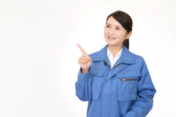 Жінка-працівник вказує пальцем
 - Фото, зображення