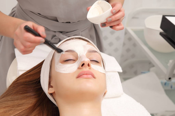 ošetření obličeje mladé ženy v kosmetologie salon - Fotografie, Obrázek