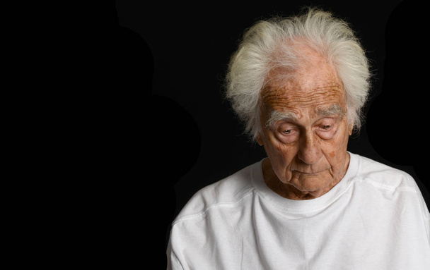 Imagen muy emocional de un hombre mayor con depresión y confusión
 - Foto, imagen