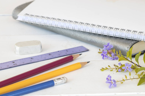 λεξικό σημειωματάριο με γραφική ύλη για μελέτη μαθητή όχι τραπέζι λευκό - Φωτογραφία, εικόνα