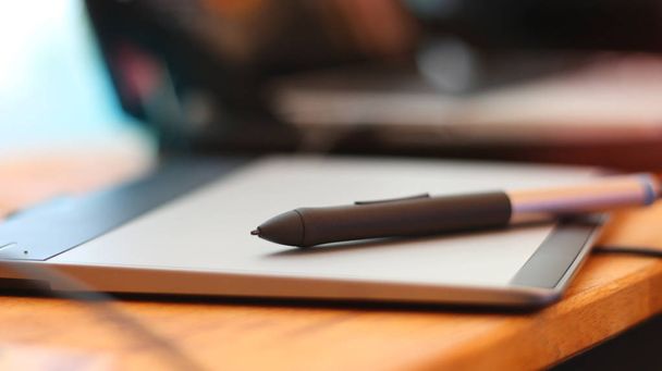 Pen muis wirless of digitale pen aan boord van de Tablet PC op kantoor achtergrond. - Foto, afbeelding