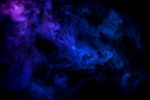  mavi bulut duman siyah arka plan izole. Vap duman arka plan - Fotoğraf, Görsel