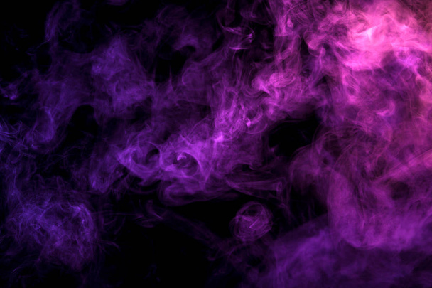 Nuage rose et bleu de fumée de fond noir isolé. Contexte de la fumée du robinet
 - Photo, image