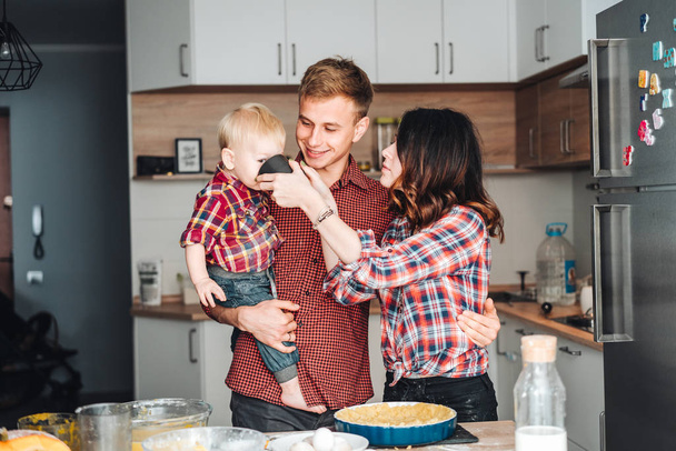 Isä, äiti ja pieni poika kokki piirakka
 - Valokuva, kuva