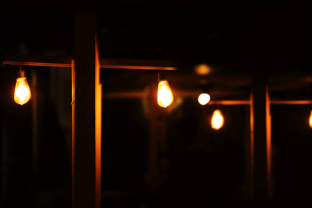 lámpara de luz en poste de madera en la noche oscura
. - Foto, imagen