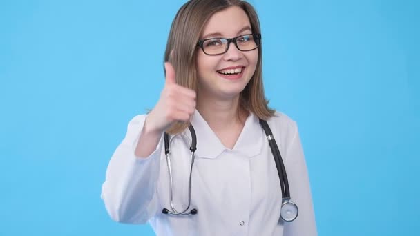 Ärztin über blauem Hintergrund - Filmmaterial, Video