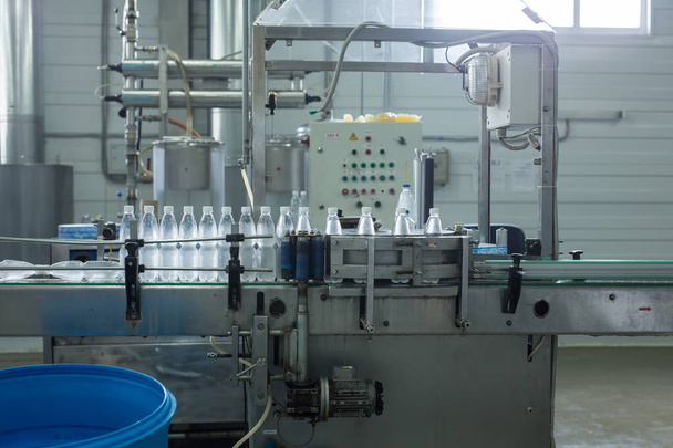 Νερό εργοστάσιο - εμφιάλωση γραμμή για την επεξεργασία και την εμφιάλωση νερού την άνοιξη καθαρό σε μικρά μπουκάλια νερού - Φωτογραφία, εικόνα
