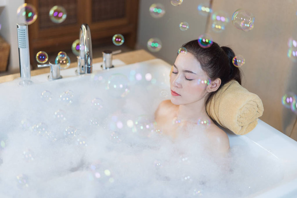 beautiful woman relaxing with eyes closed in bathtub - Фото, зображення