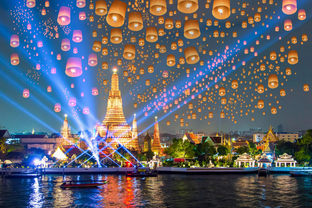 Lámpara flotante y espectáculo de láser en yee peng festival bajo loy krathong día en Wat Arun, Bangkok, Tailandia
 - Foto, imagen