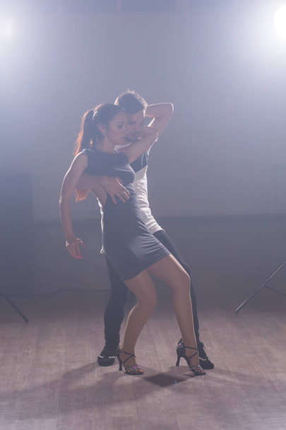 Молода закохана пара танцює соціальний танець Кімоба або холота
. - Фото, зображення