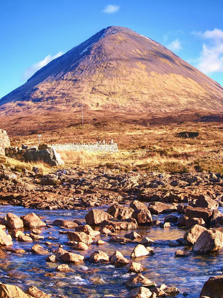 Το κωνικό σχήμα του Glamaig στην οροσειρά κόκκινο λόφους στο Σκάι, Σκωτία - Φωτογραφία, εικόνα