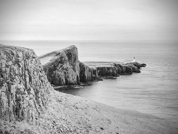Salida del sol sobre el faro de Neist Point. Ubicación de fotógrafos populares en la Isla de Skye en Escocia
 - Foto, imagen