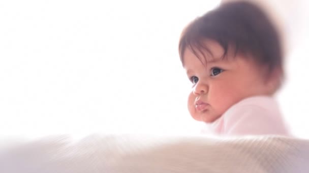 nettes Baby und defokussierter Effekt mit Linsenbabylinse - Filmmaterial, Video
