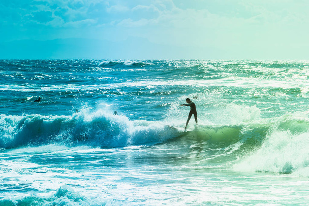 Ekstremalne surferów jazda niektóre fale na morzu w Francja - Zdjęcie, obraz
