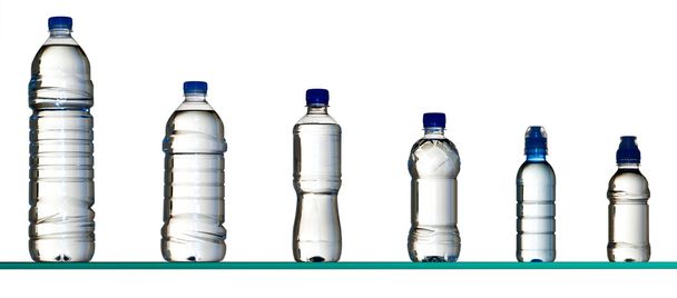 verschillende flessen water - Foto, afbeelding