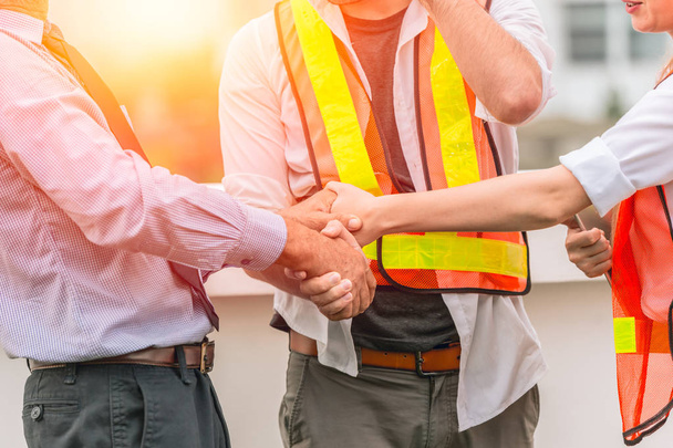 Engineer Constructor Teamwork Handshaking deal project together with business investor man good relationship concept. - Foto, Imagem