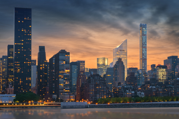 Wieżowiec New York City z drapaczami chmur o zachodzie słońca, USA. - Zdjęcie, obraz