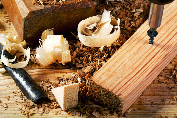 Herramientas de carpintería sobre fondo de mesa de madera. Copiar espacio. Vista superior
 - Foto, Imagen