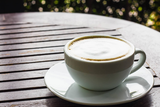 Tasse à café blanche sur table en bois
. - Photo, image