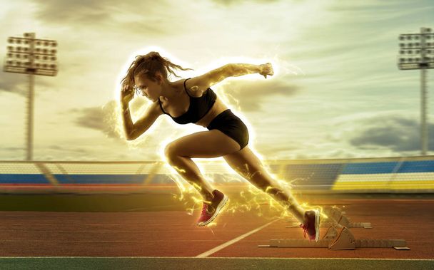 Sprinterin verlässt Startblöcke auf der Leichtathletikbahn. Explodierender Start - Foto, Bild