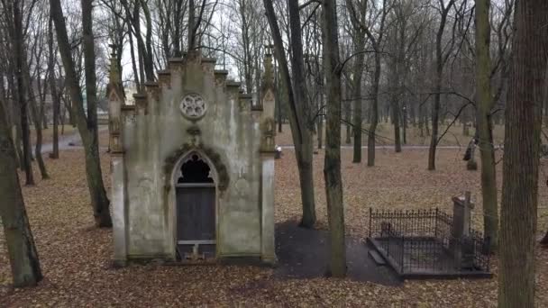 Antiguo cementerio Lielie Kapi Riga Letonia ciudad avión no tripulado ver 4K UHD video
 - Imágenes, Vídeo