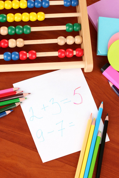 oyuncak abacus, not kağıdı, kalem parlak zemin üzerine - Fotoğraf, Görsel